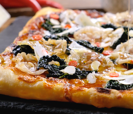 Pizza margherita alla Pala con cavolo nero e pancetta